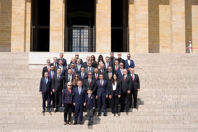Galatasaray Başkanı Dursun &Ouml;zbek, kurullarıyla birlikte Anıtkabir&rsquo;i ziyaret etti
