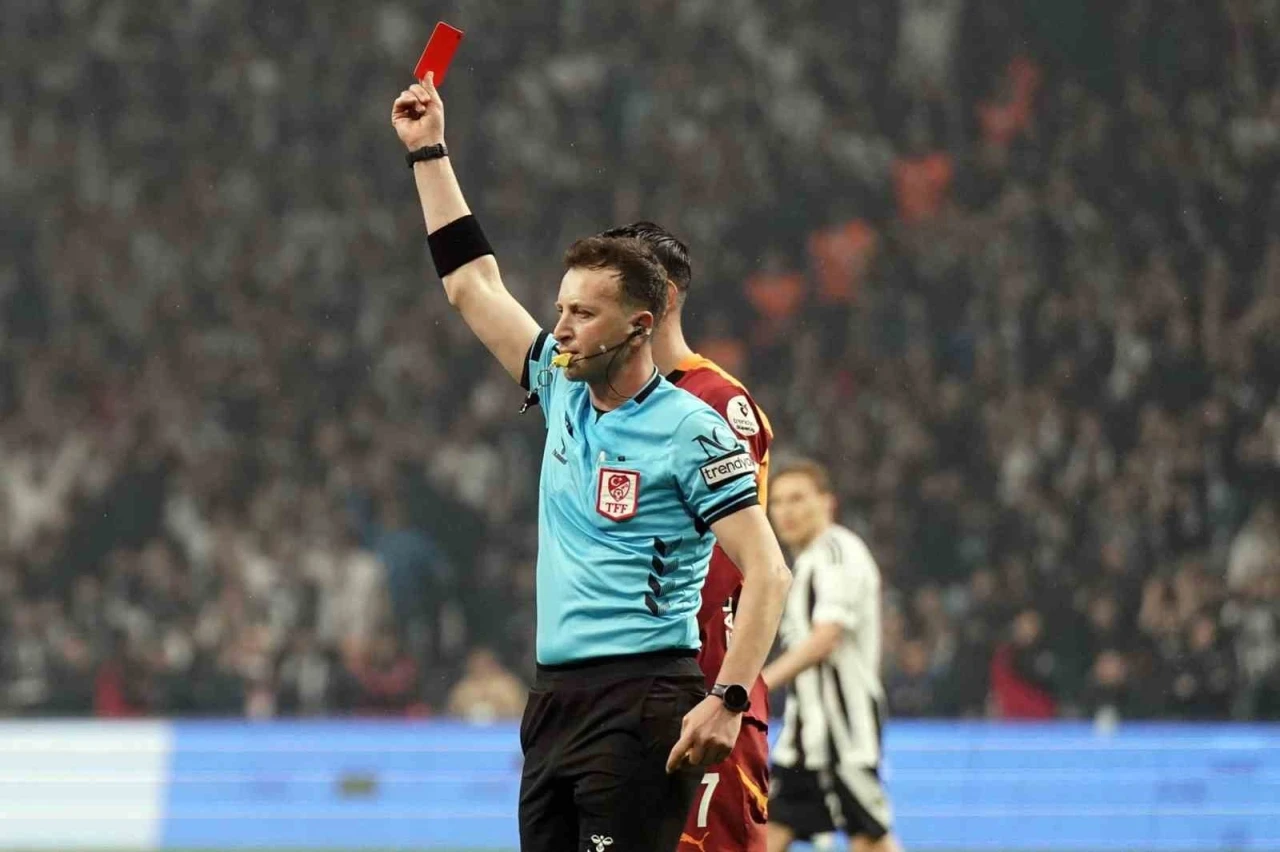 Galatasaray-Beşiktaş derbileri bol kırmızı kartlı geçiyor!
