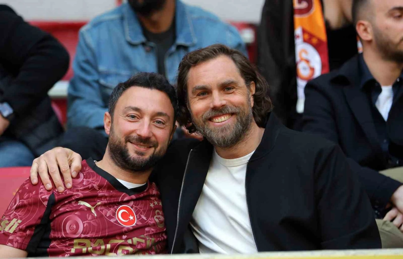 Galatasaray&rsquo;dan stadyumda taraftara a&ccedil;ık antrenman
