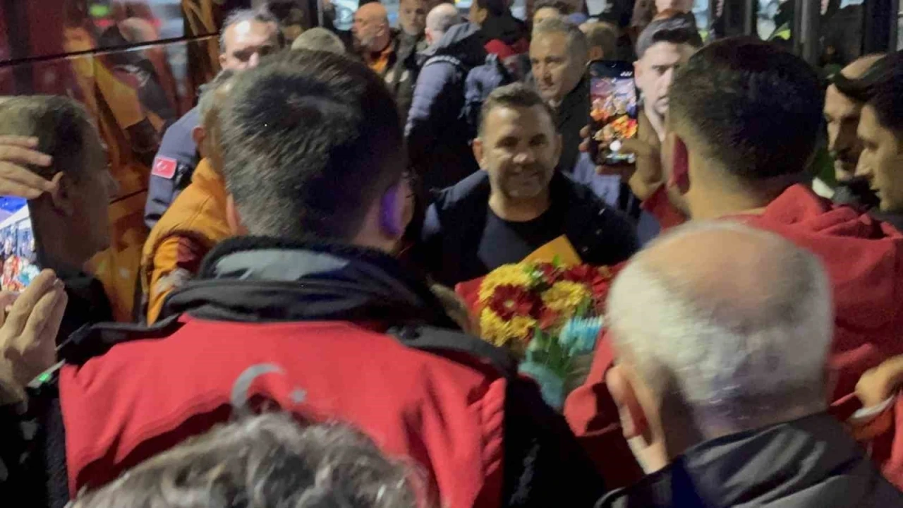 Galatasaray, Fethiye&rsquo;de &ccedil;i&ccedil;eklerle karşılandı
