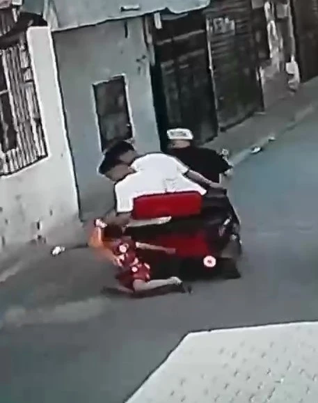 Galatasaray formalı çocuğu sürüklediler, &quot;Şaka&quot; savunması yaptılar
