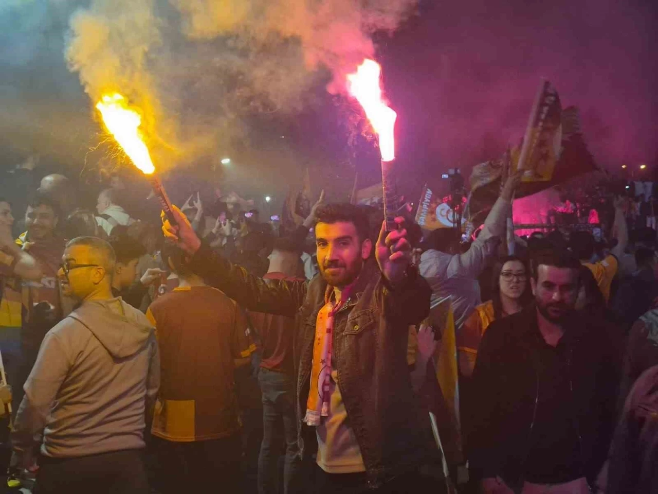Galatasaray&rsquo;ın şampiyonluğu Ankara&rsquo;da zurna ve halaylar eşliğinde kutlandı
