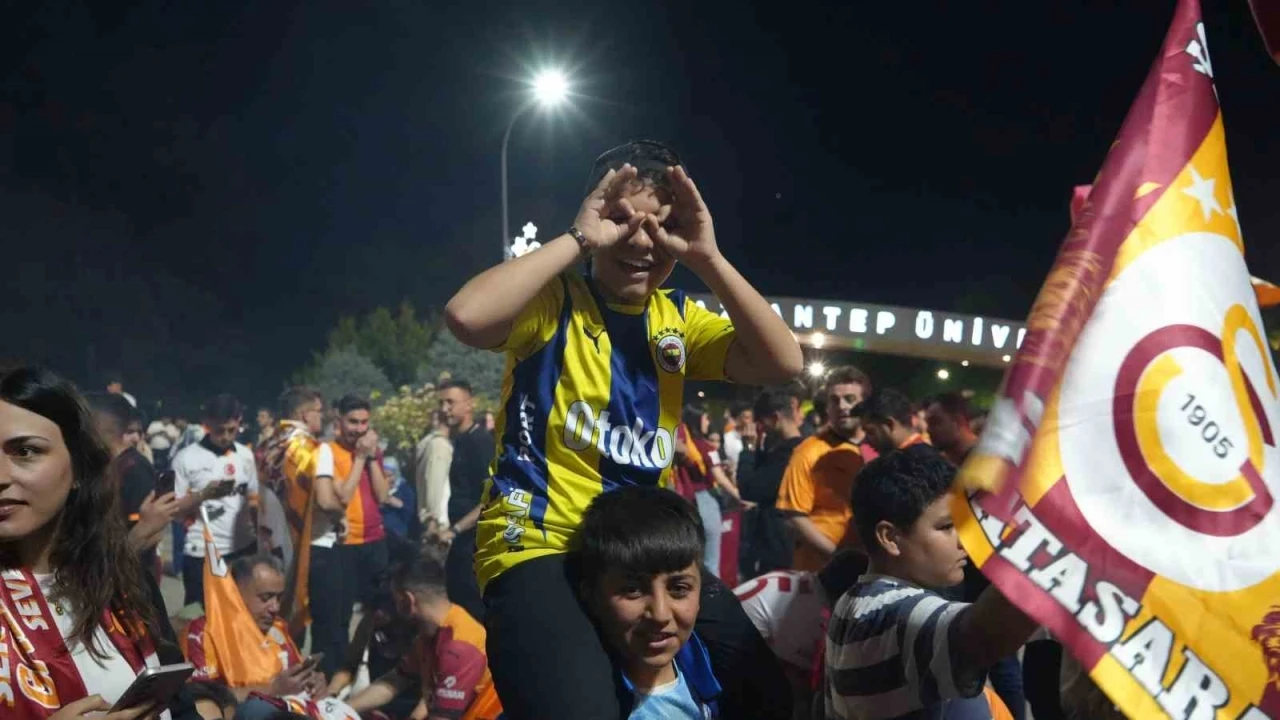 Galatasaray’ın şampiyonluğu Gaziantep’te davul, zurna ve halayla kutlandı
