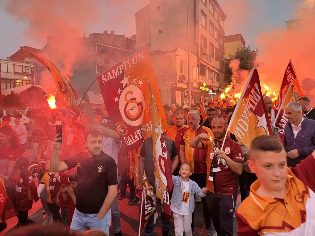 Galatasaray’ın şampiyonluğu Hayrabolu’da coşkuyla kutlandı
