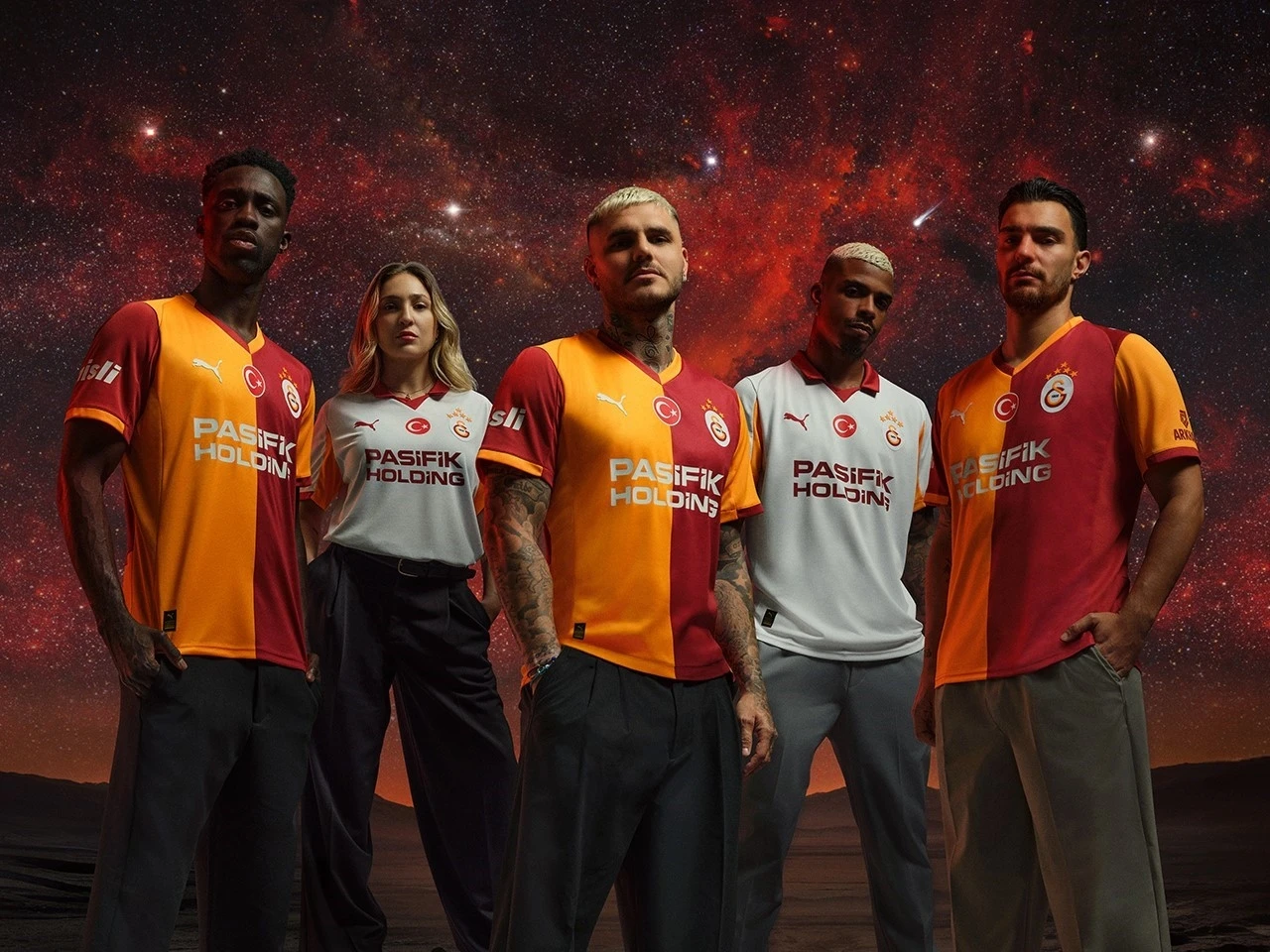Galatasaray’ın yeni sezon formaları taraftarın beğenisine sunuldu
