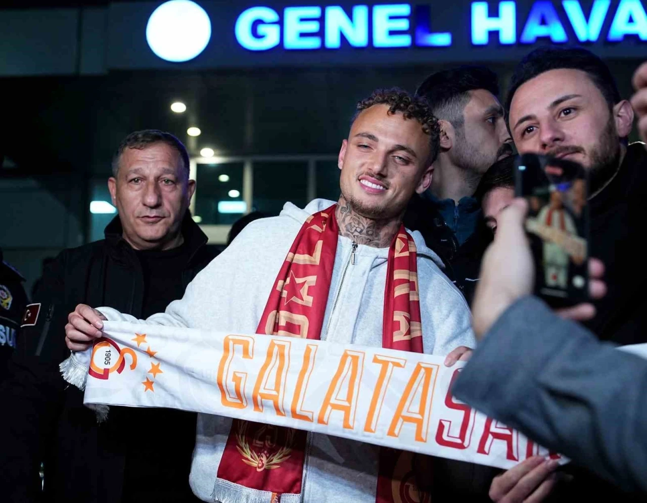 Galatasaray&rsquo;ın yeni transferi Noa Lang, İstanbul&rsquo;a geldi
