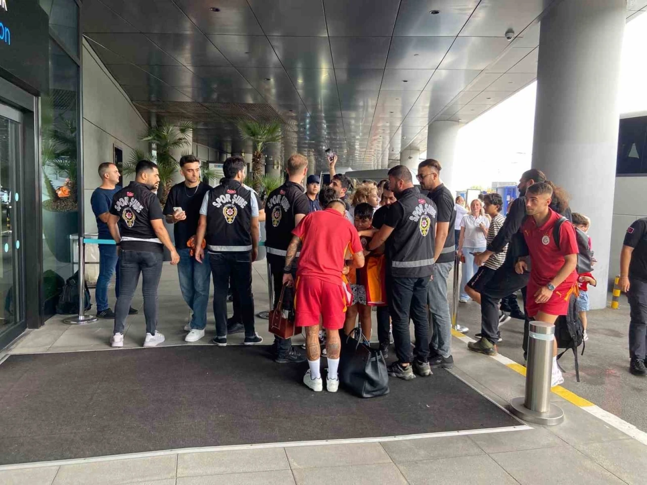 Galatasaray, ligin açılış maçı için Gaziantep’e gitti