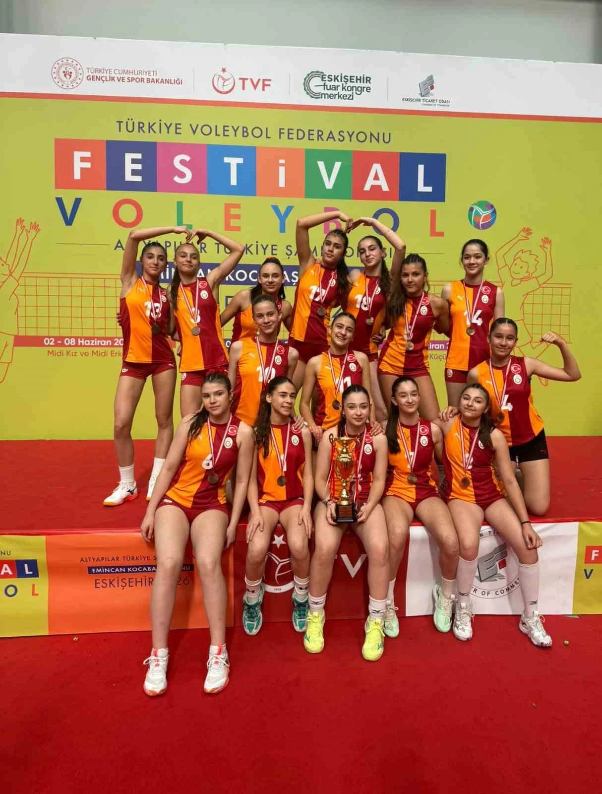 Galatasaray Midi Kız Voleybol Takımı, T&uuml;rkiye &uuml;&ccedil;&uuml;nc&uuml;s&uuml; oldu
