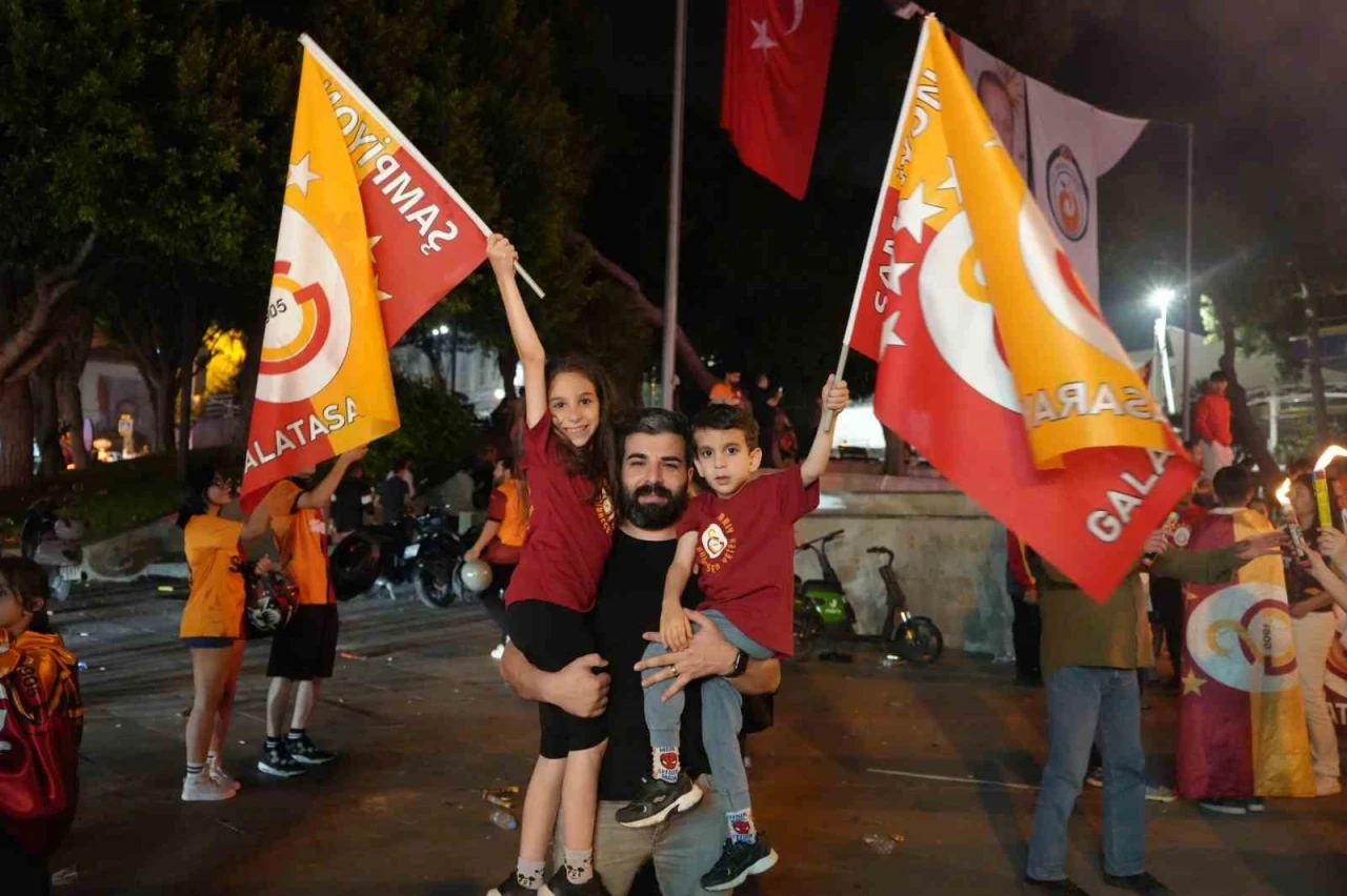 Galatasaray şampiyon oldu, Antalya sokaklara döküldü
