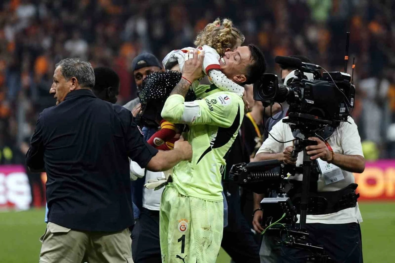 Galatasaray şampiyonluğu taraftarı önünde kutladı
