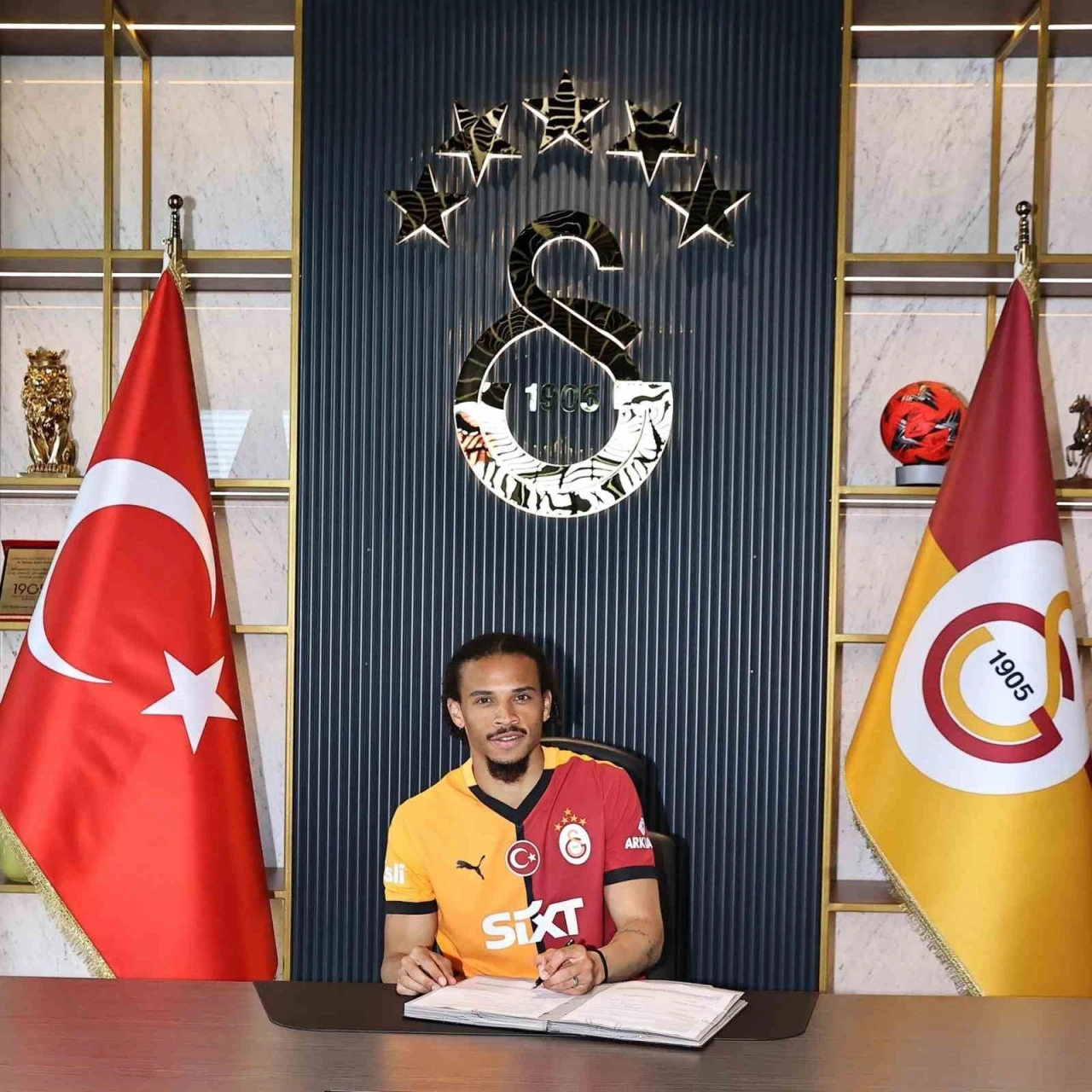 Galatasaray, Sane ile 3 yıllık sözleşme imzaladı
