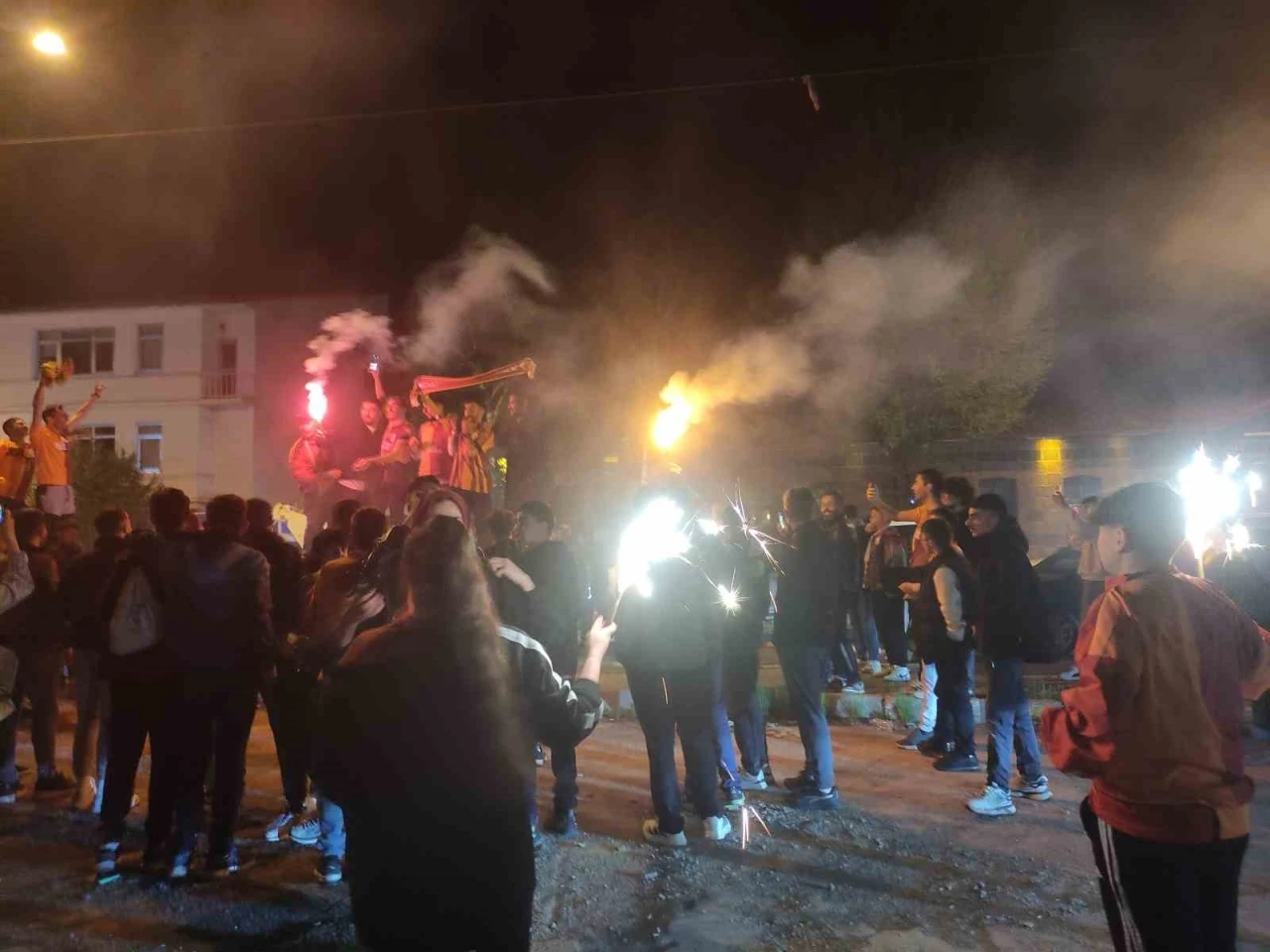 Galatasaray taraftarları Ardahan’da şampiyonluğu kutluyor

