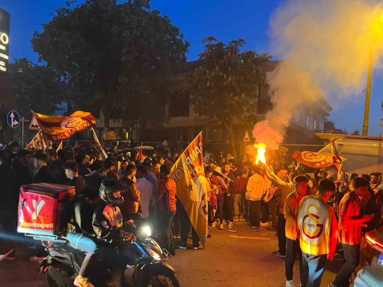Galatasaray taraftarları Florya’da şampiyonluğu kutluyor
