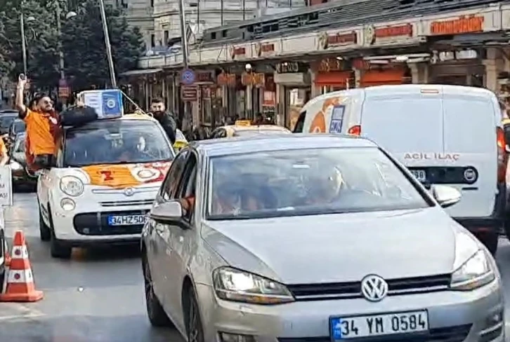 Galatasaray taraftarları Taksim’de Fenerbahçe tabutu gezdirdi
