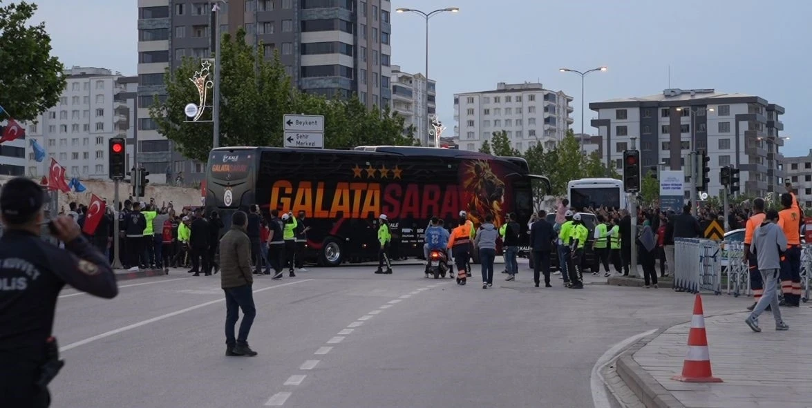 Galatasaray ve Trabzonspor kafileleri Gaziantep Stadyumu’nda

