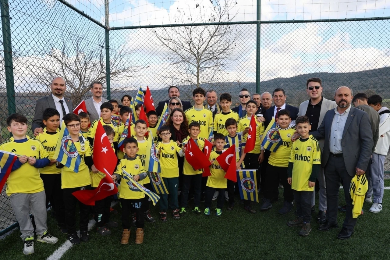 Galatasaraylı başkan, Fenerbah&ccedil;eli &ccedil;ocukları sevindirdi
