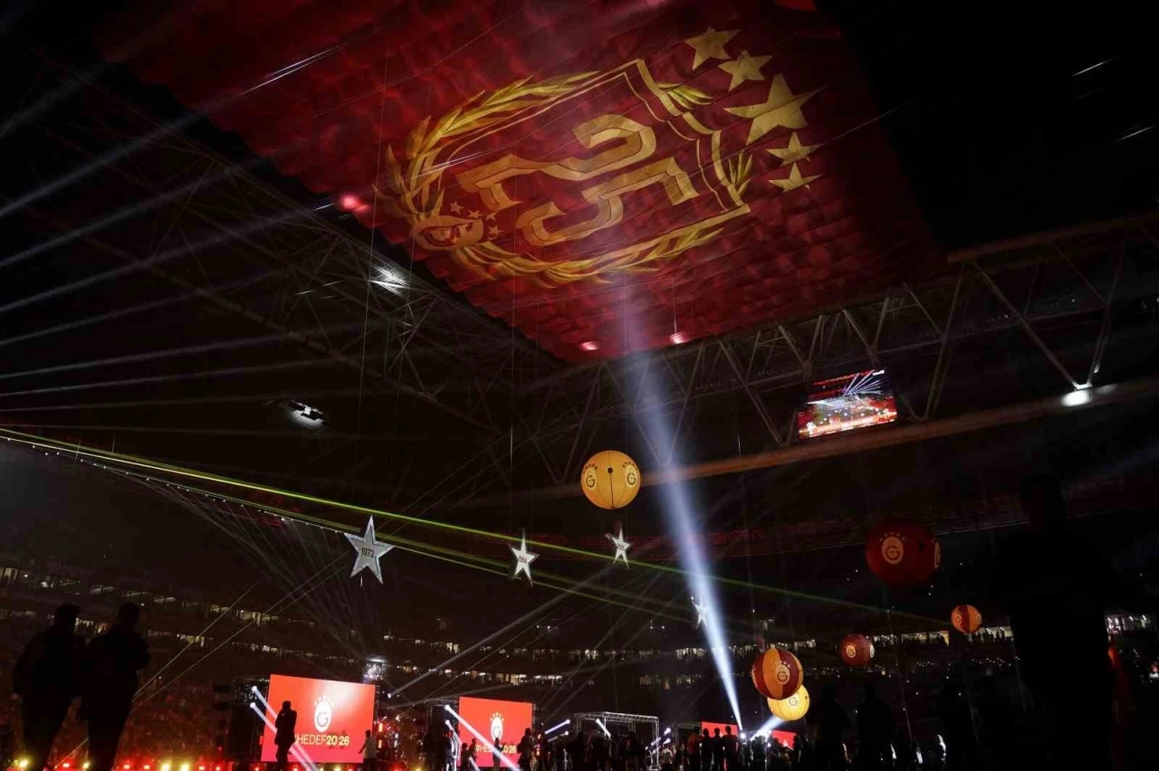 Galatasaraylı futbolcular şampiyonluğu marşlar ve şarkılarla kutladı
