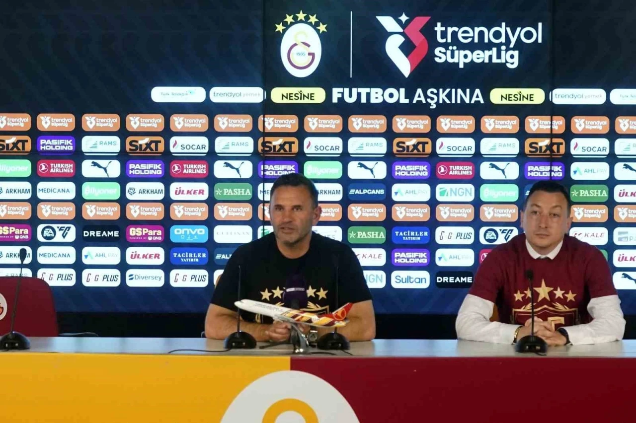 Galatasaraylı futbolculardan basın toplantısında sulu kutlama
