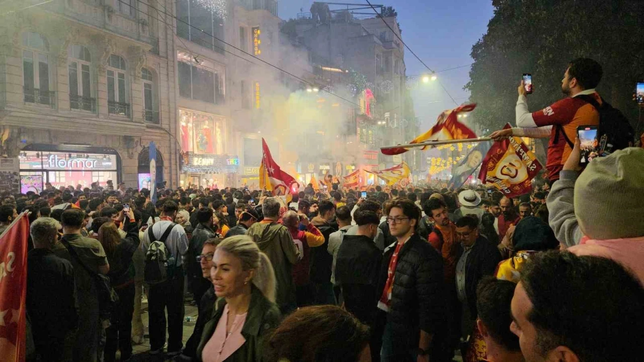 Galatasaraylı taraftarlar maçın bitiminde Taksim’e akın etti
