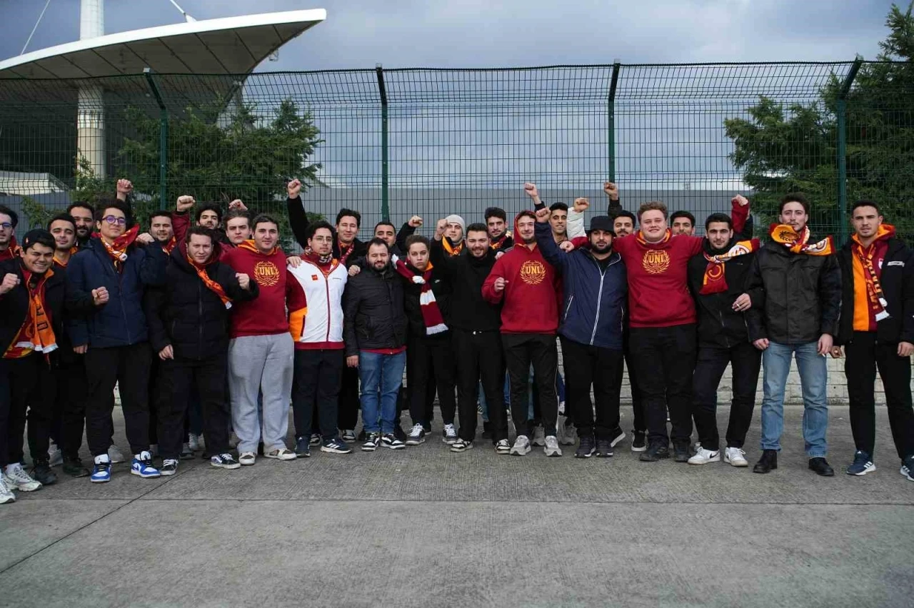 Galatasaraylı taraftarlar S&uuml;per Kupa finali i&ccedil;in stada geldi
