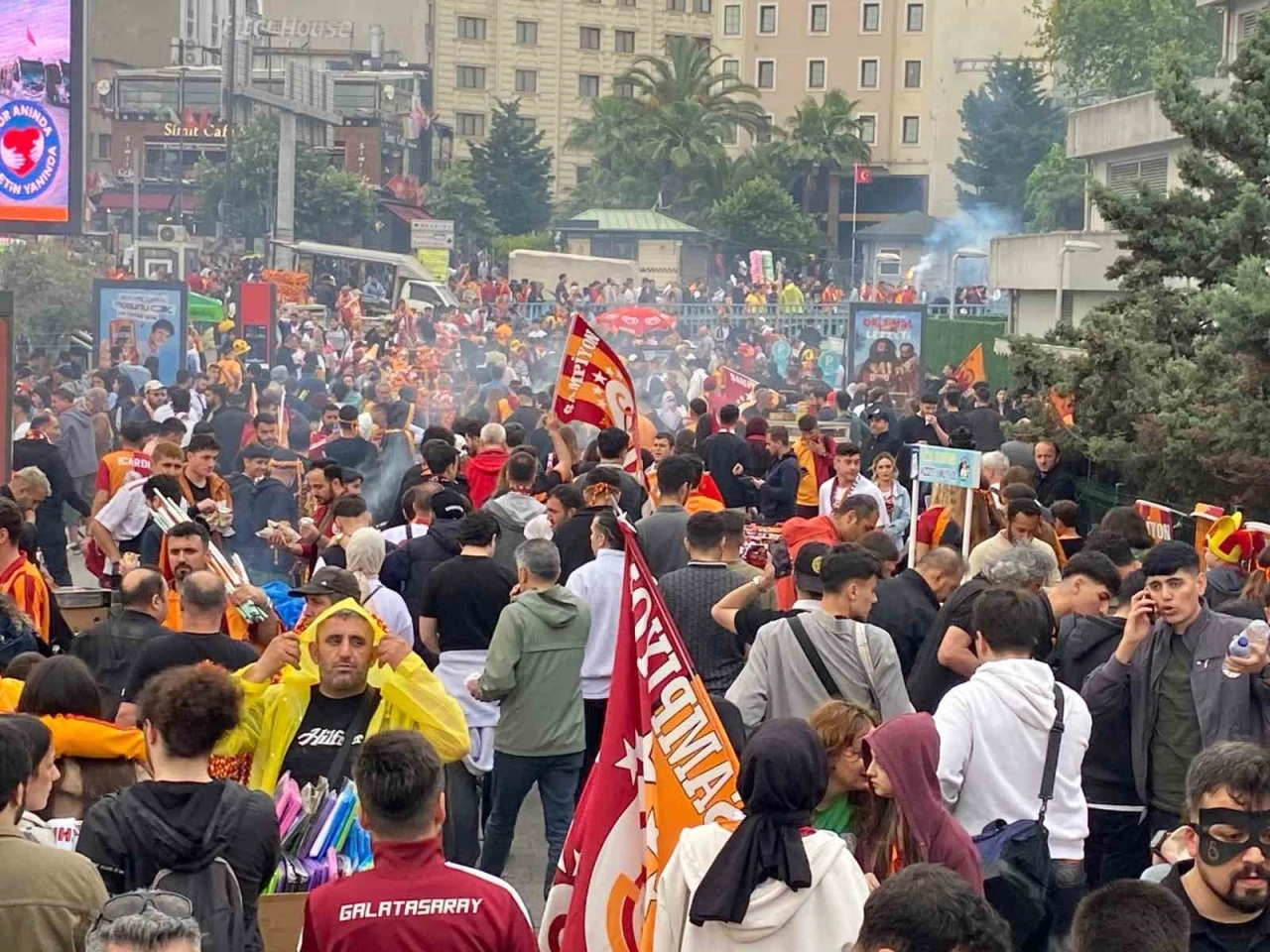 Galatasaraylı taraftarlar Yenikapı’ya akın etti
