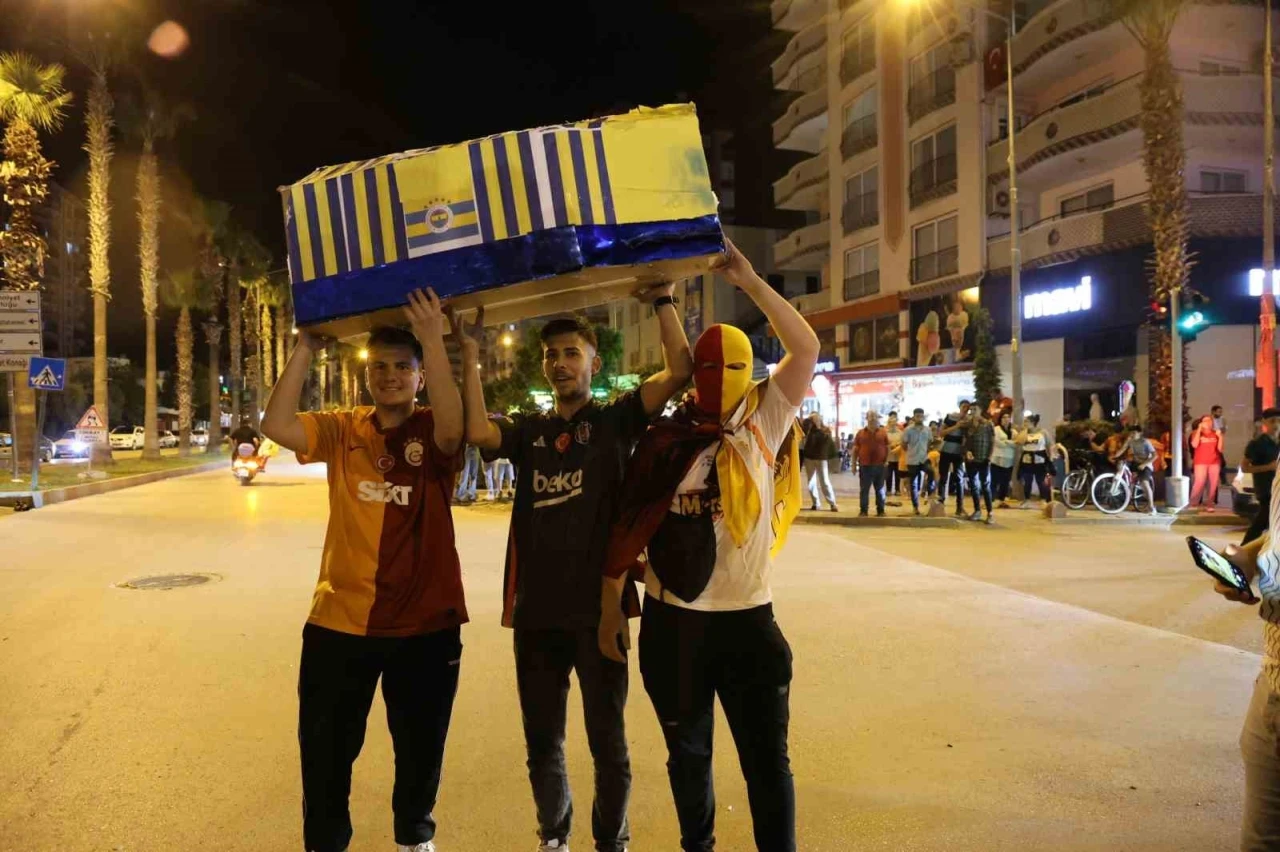Galatasaraylı taraftarlardan Fenerbahçe’ye tabutlu gönderme
