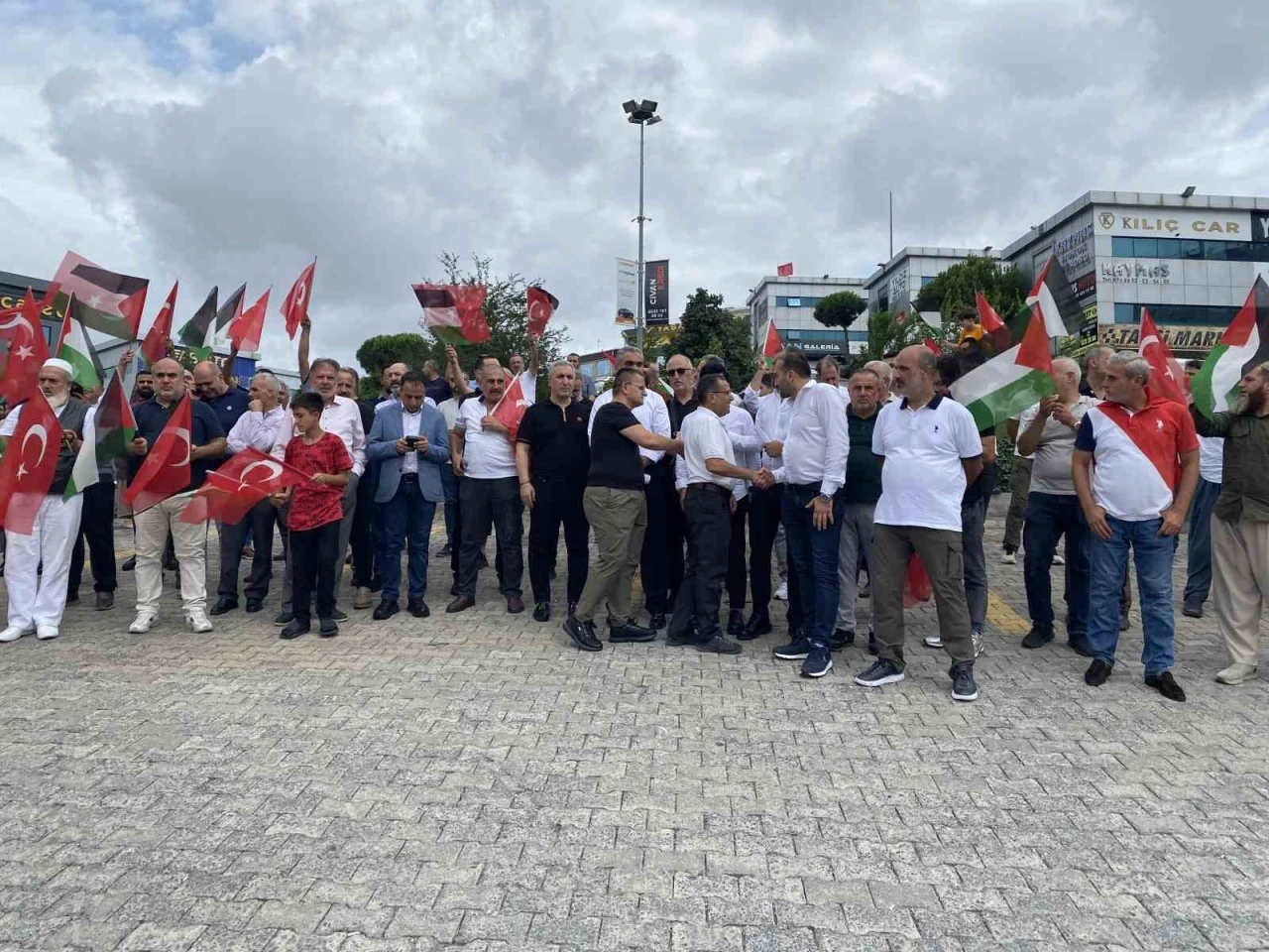 Galericiler esnafından Gazze protestosu: İsrail Başbakanı Netanyahu’nun maketi tekmelendi

