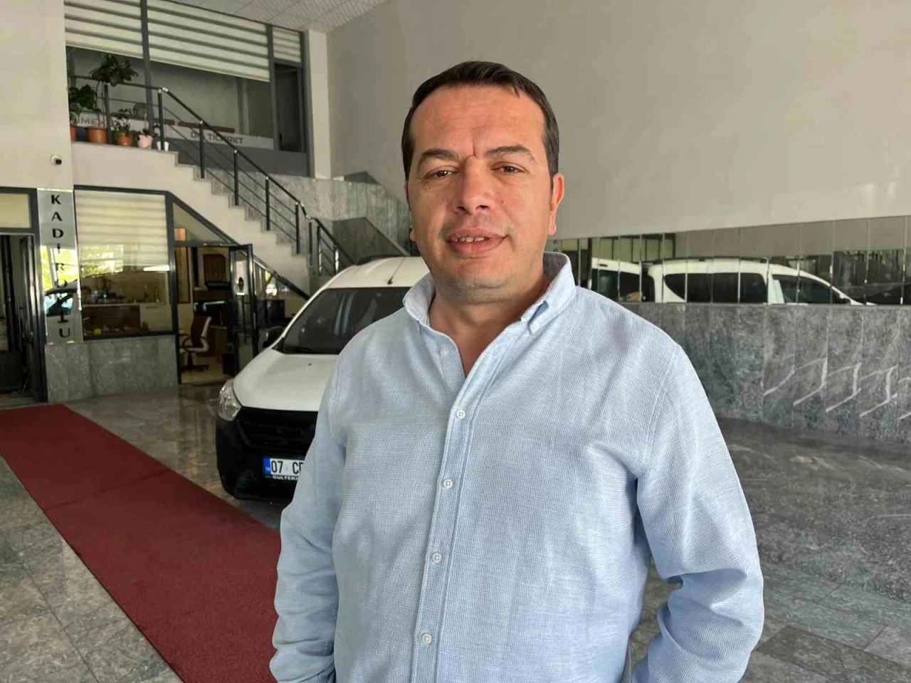 Galericinin uyanıklığı yaşlı adamı dolandırılmaktan kurtardı
