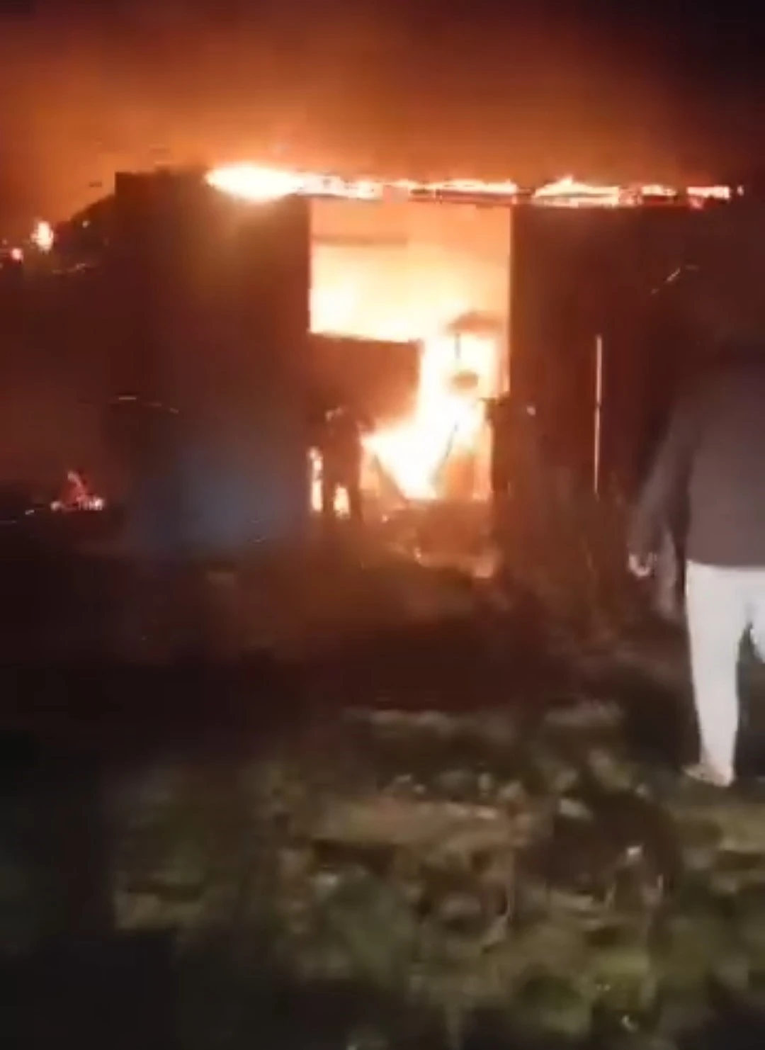 Garajda yangın &ccedil;ıktı trakt&ouml;r kullanılamaz hale geldi
