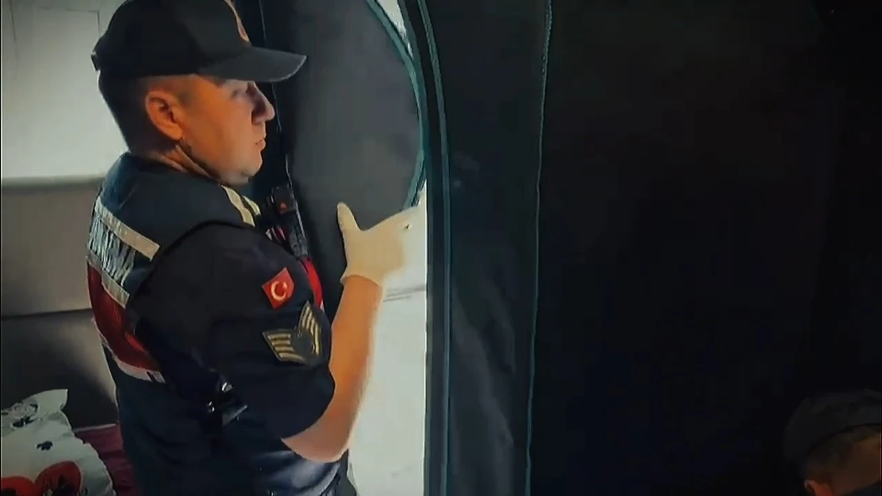 Gardırobu açtılar sera çıktı: 2 gözaltı
