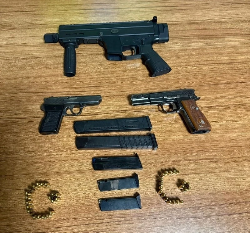 Gardıroptan cephanelik çıktı