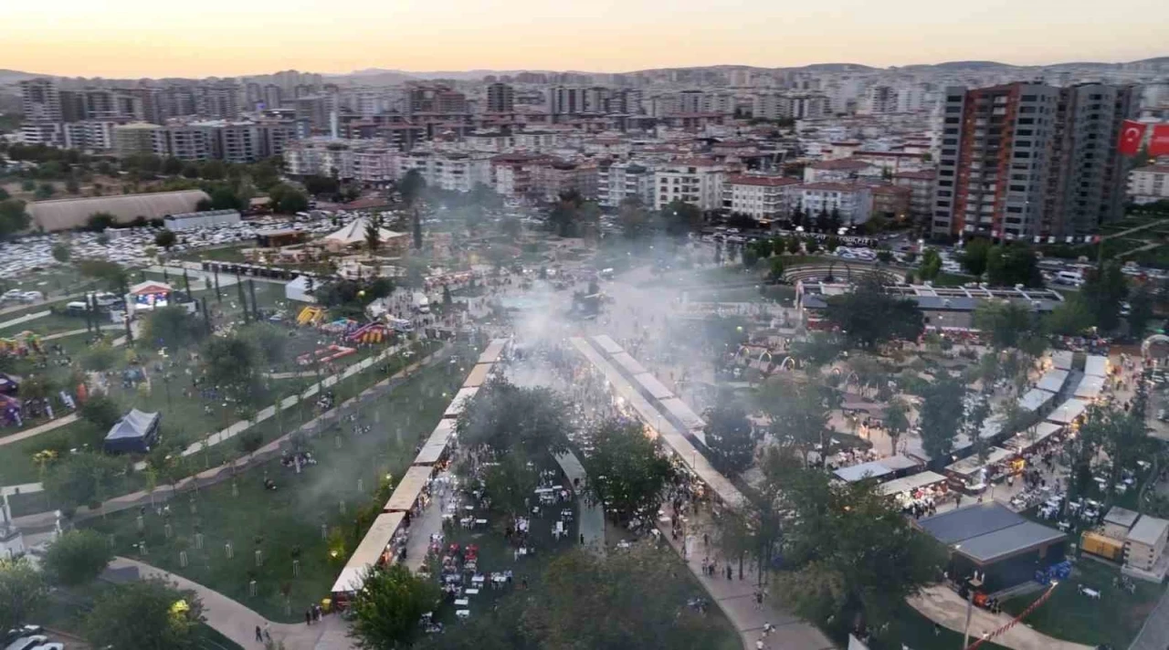GastroANTEP’te kebap stantlarının önünde kuyruk oluştu, dumandan göz gözü görmedi
