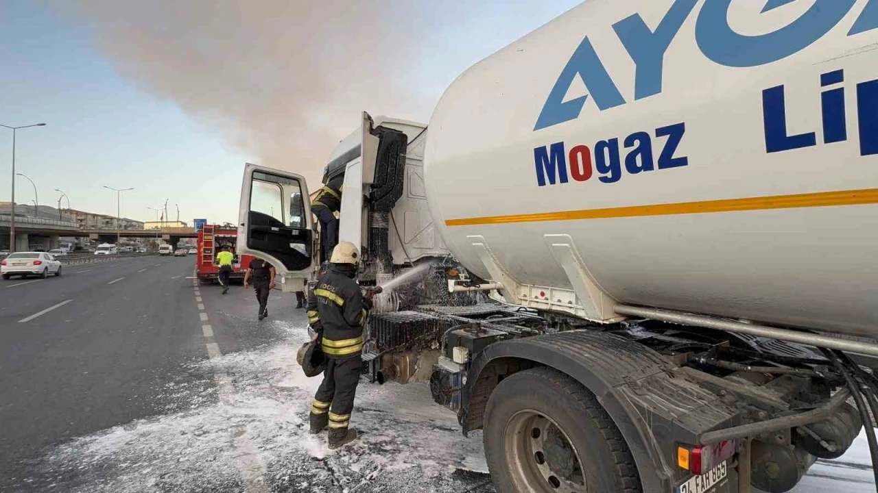 Gaz yüklü tankerin motorunda çıkan yangın korkuya neden oldu
