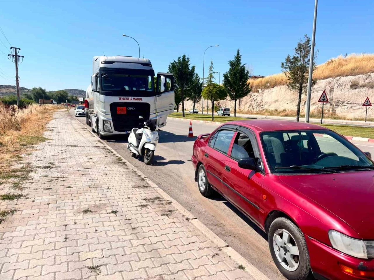 Gaz y&uuml;kl&uuml; tır otomobile &ccedil;arptı: 1 yaralı
