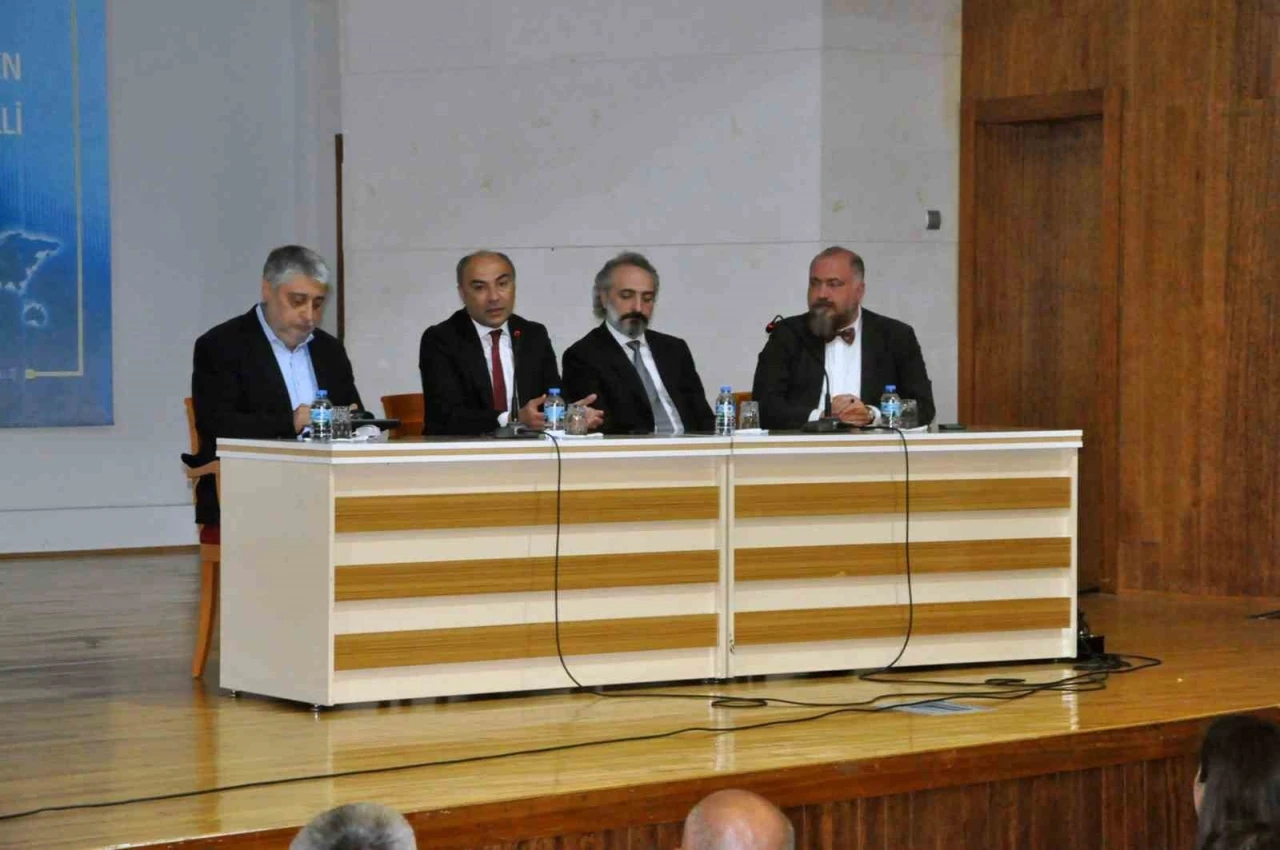 Gazeteci Özer: &quot;Doğru bilgi barışa, yalan bilgi toplumu savaşa yaklaştırır&quot;
