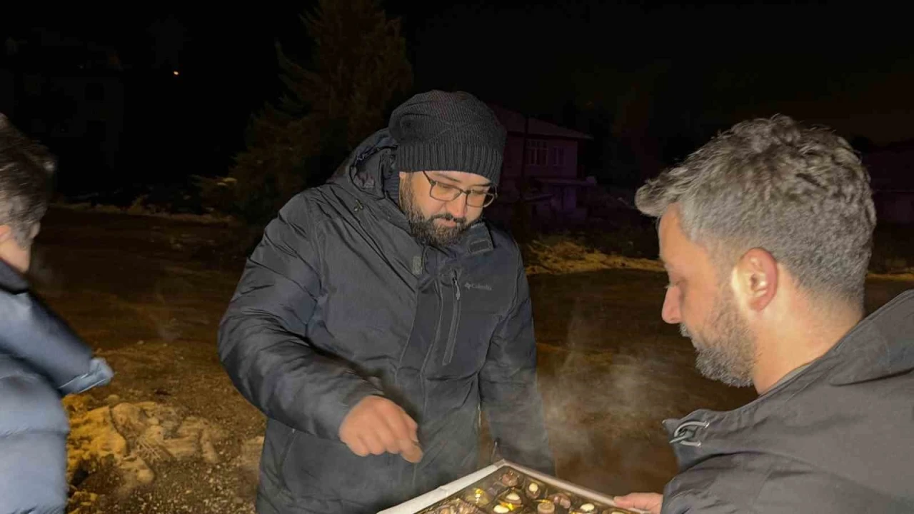 Gazetecilerden polislere yeni yıl s&uuml;rprizi
