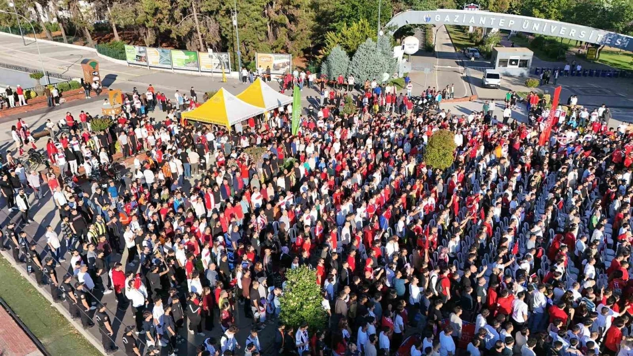 Gazi Şehirliler Milli heyecanı &uuml;niversite meydanında yaşadı
