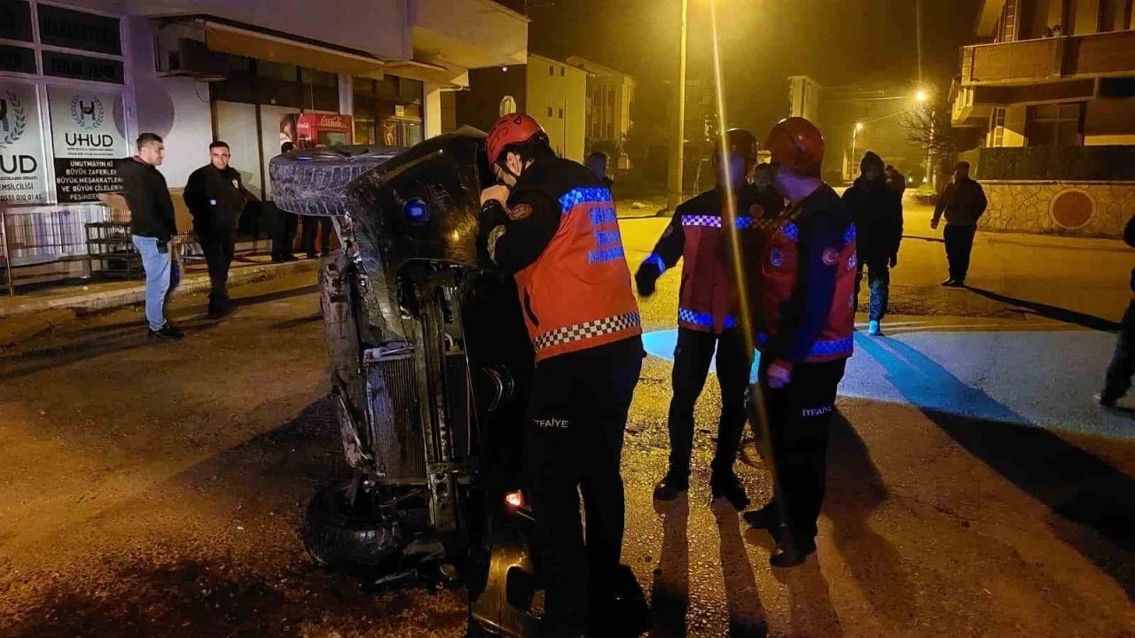 Gazı takılı kalan otomobil beton &ccedil;ite &ccedil;arparak yan yattı

