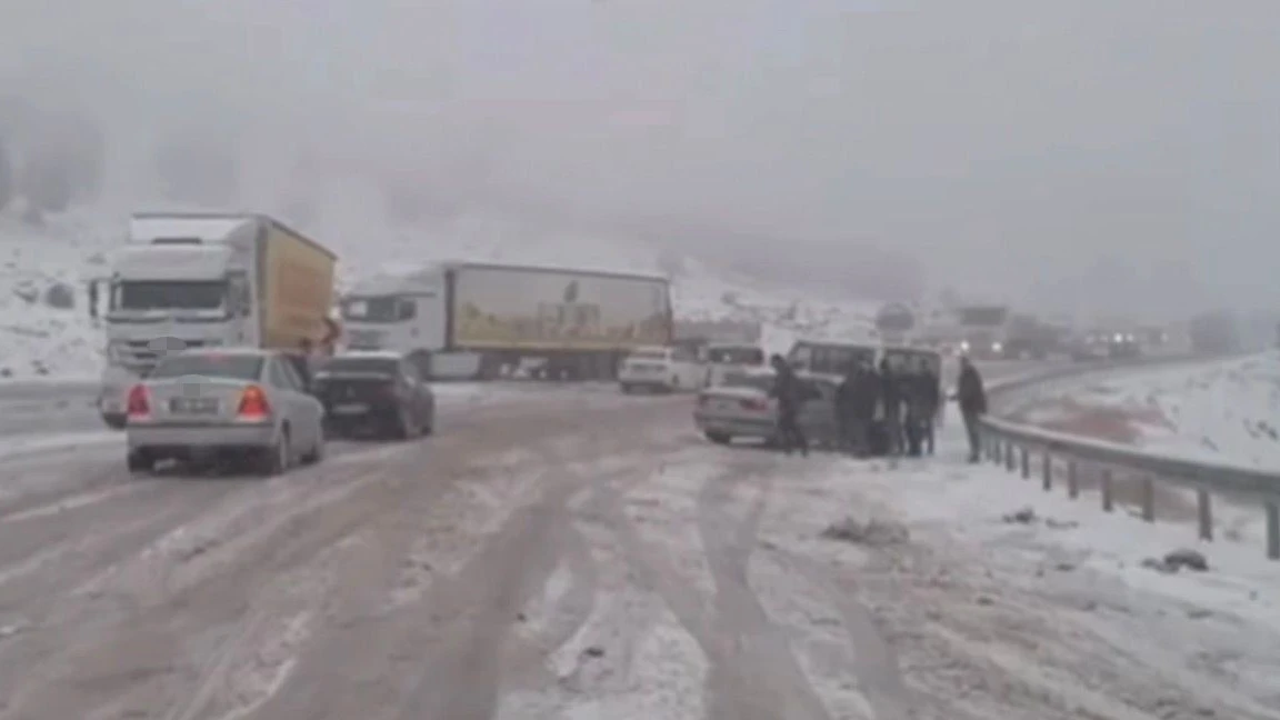 Gaziantep-Araban kara yolunda kar esareti: &Ccedil;ok sayıda ara&ccedil; mahsur kaldı
