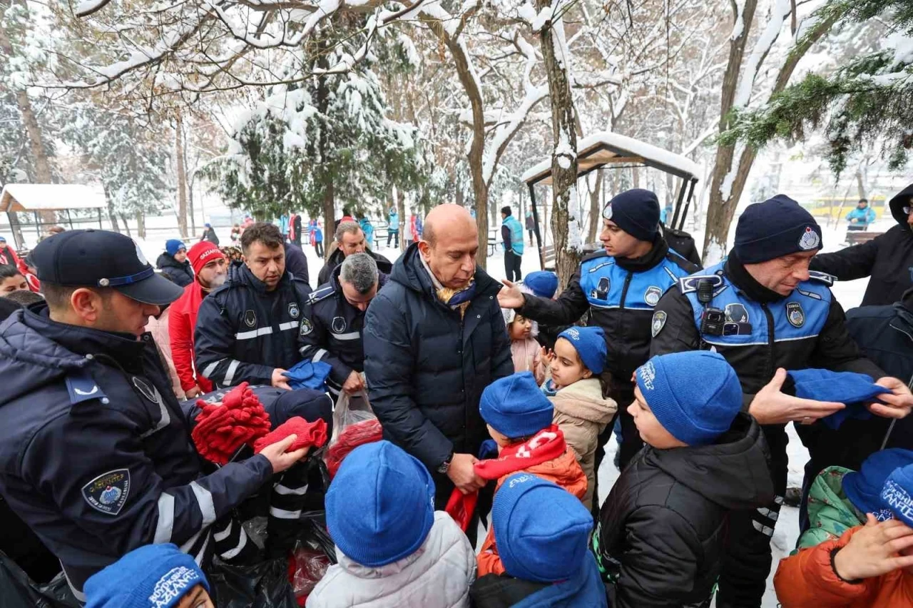 Gaziantep B&uuml;y&uuml;kşehir Belediyesi, &ccedil;ocukların kar sevincine hediyelerle ortak oldu
