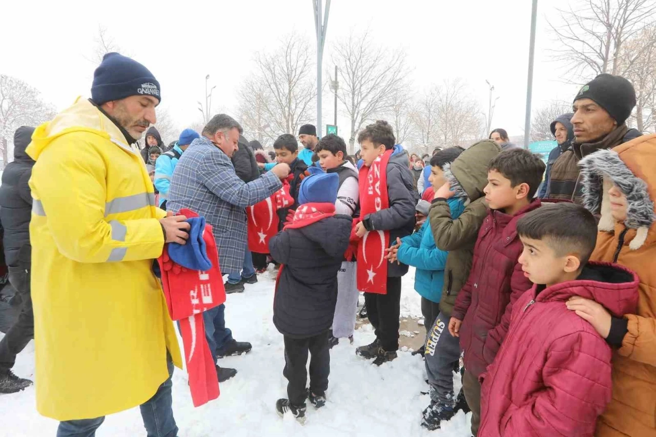 Gaziantep B&uuml;y&uuml;kşehir&rsquo;den &ccedil;ocuklara kar hediyesi
