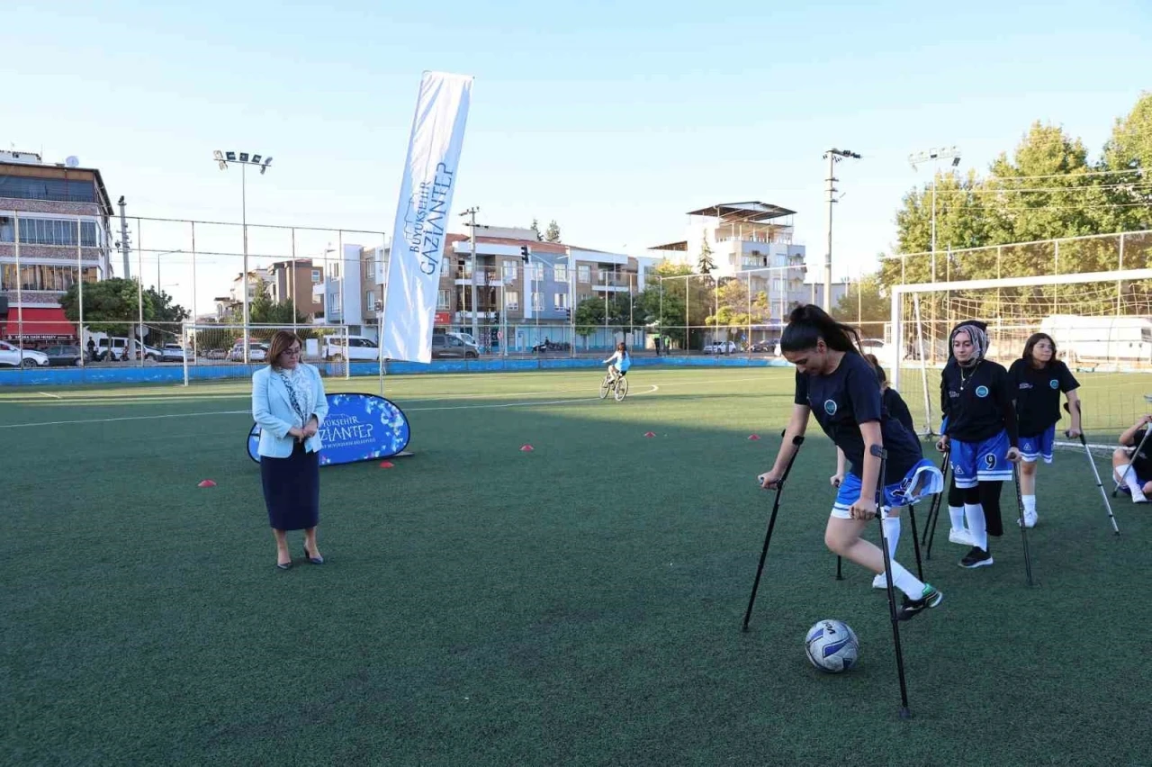 Gaziantep B&uuml;y&uuml;kşehir engelleri kaldırmaya devam ediyor
