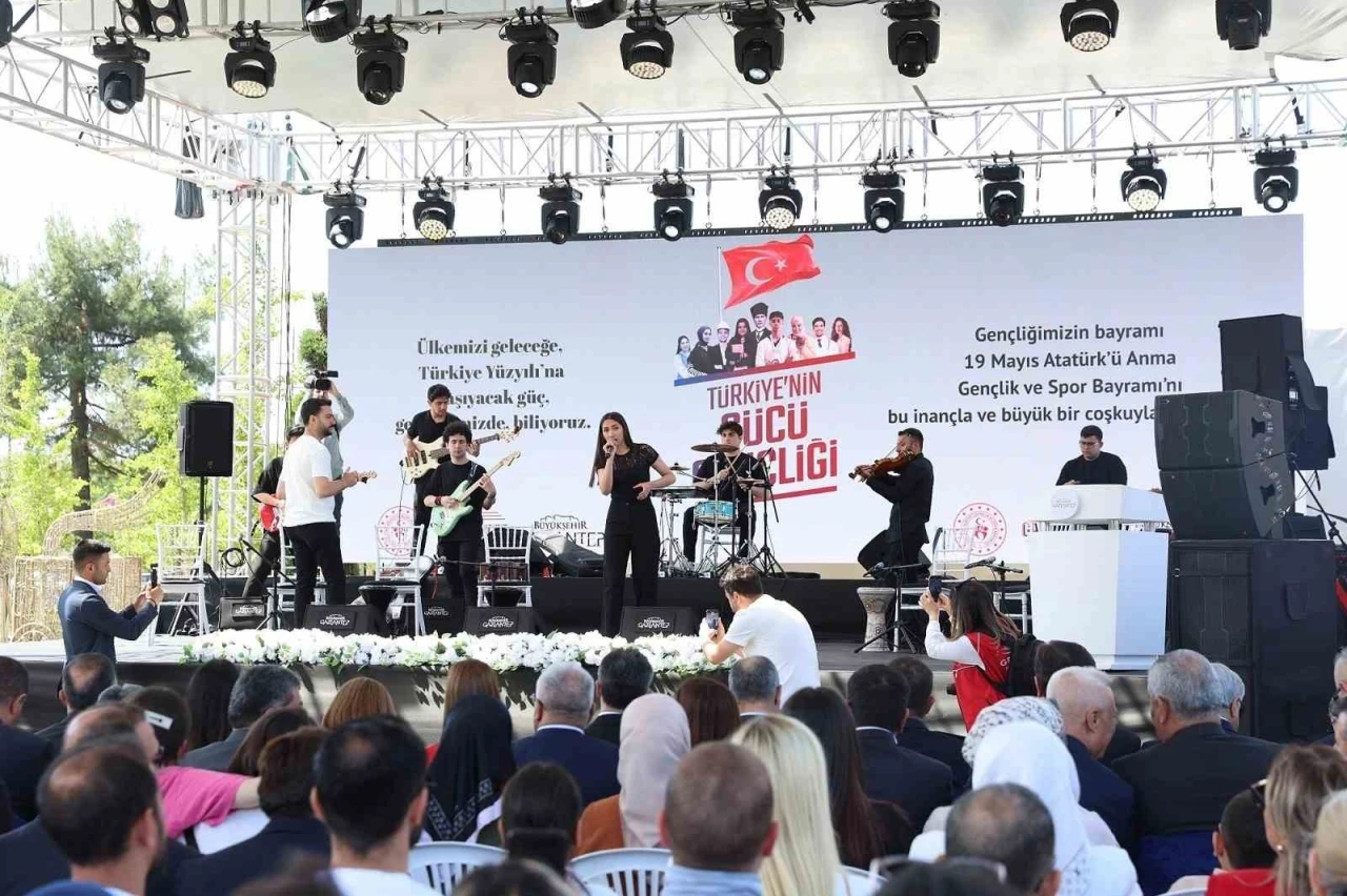 Gaziantep Büyükşehirin destekleriyle 200 öğretmenden Ata’ya zeybekli saygı duruşu
