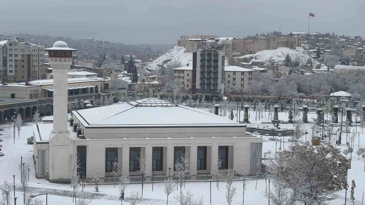 Gaziantep g&uuml;ne beyaz &ouml;rt&uuml; ile uyandı
