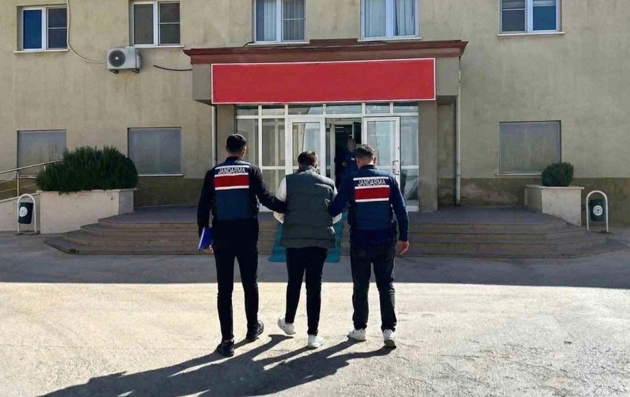 Gaziantep’te 11’er yıl hapis cezasıyla aranan 3 şahsı jandarma yakaladı
