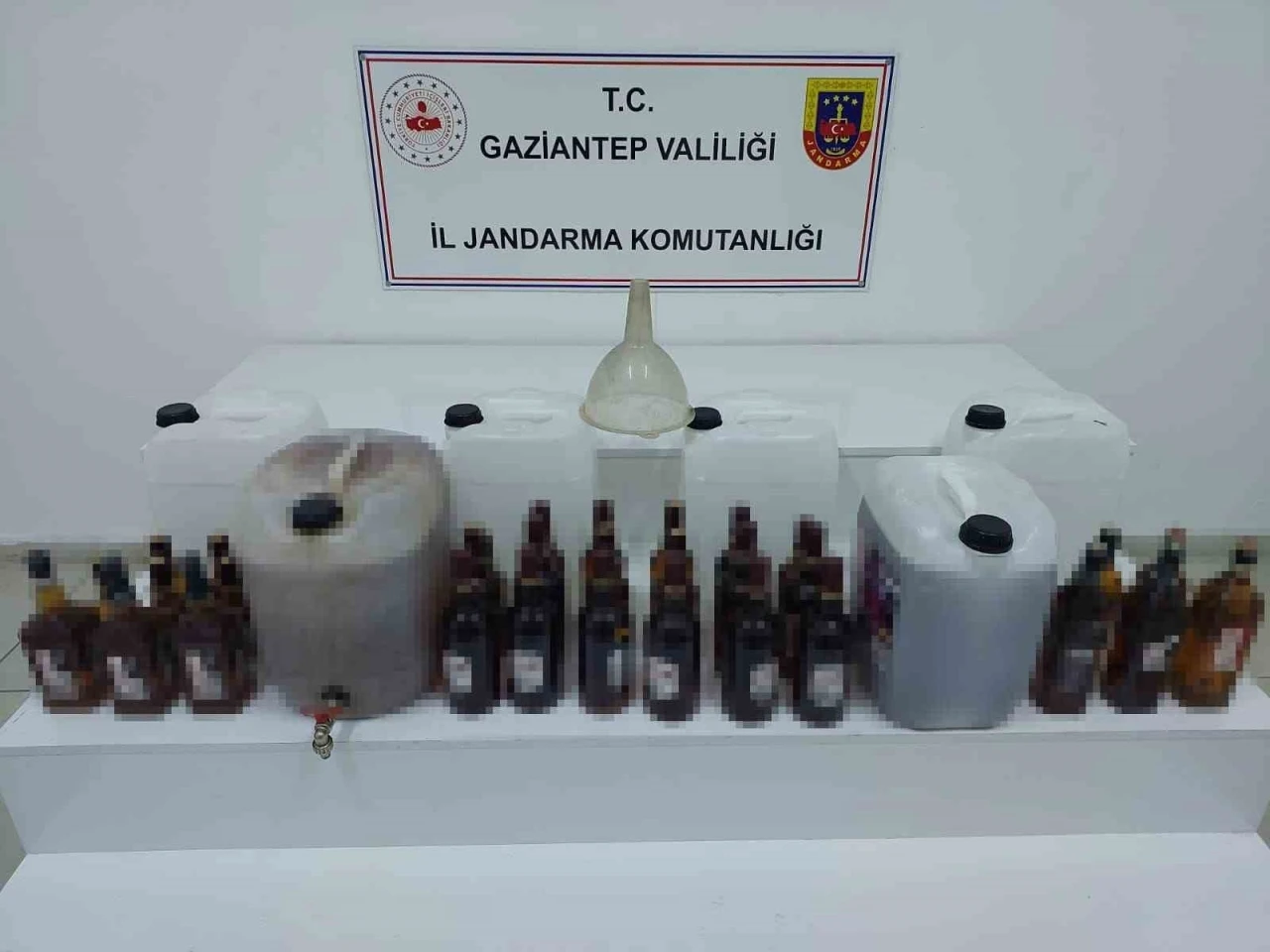 Gaziantep&rsquo;te 140 litre sahte, 39 bin litre ka&ccedil;ak alkol ele ge&ccedil;irildi
