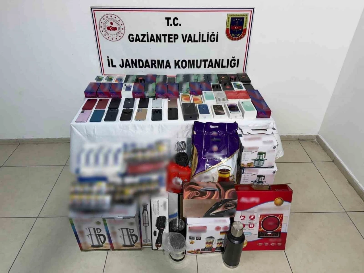 Gaziantep&rsquo;te 2,8 milyon TL&rsquo;lik ka&ccedil;ak &uuml;r&uuml;n ele ge&ccedil;irildi

