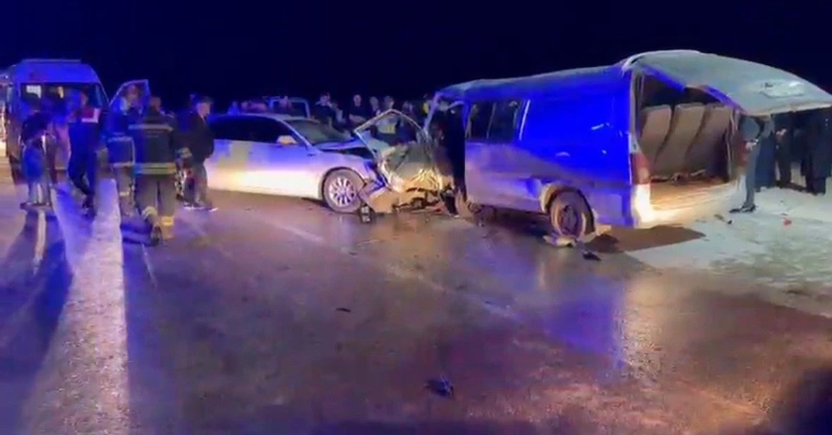 Gaziantep’te 2 araç kafa kafaya çarpıştı: 1 ölü, 12 yaralı