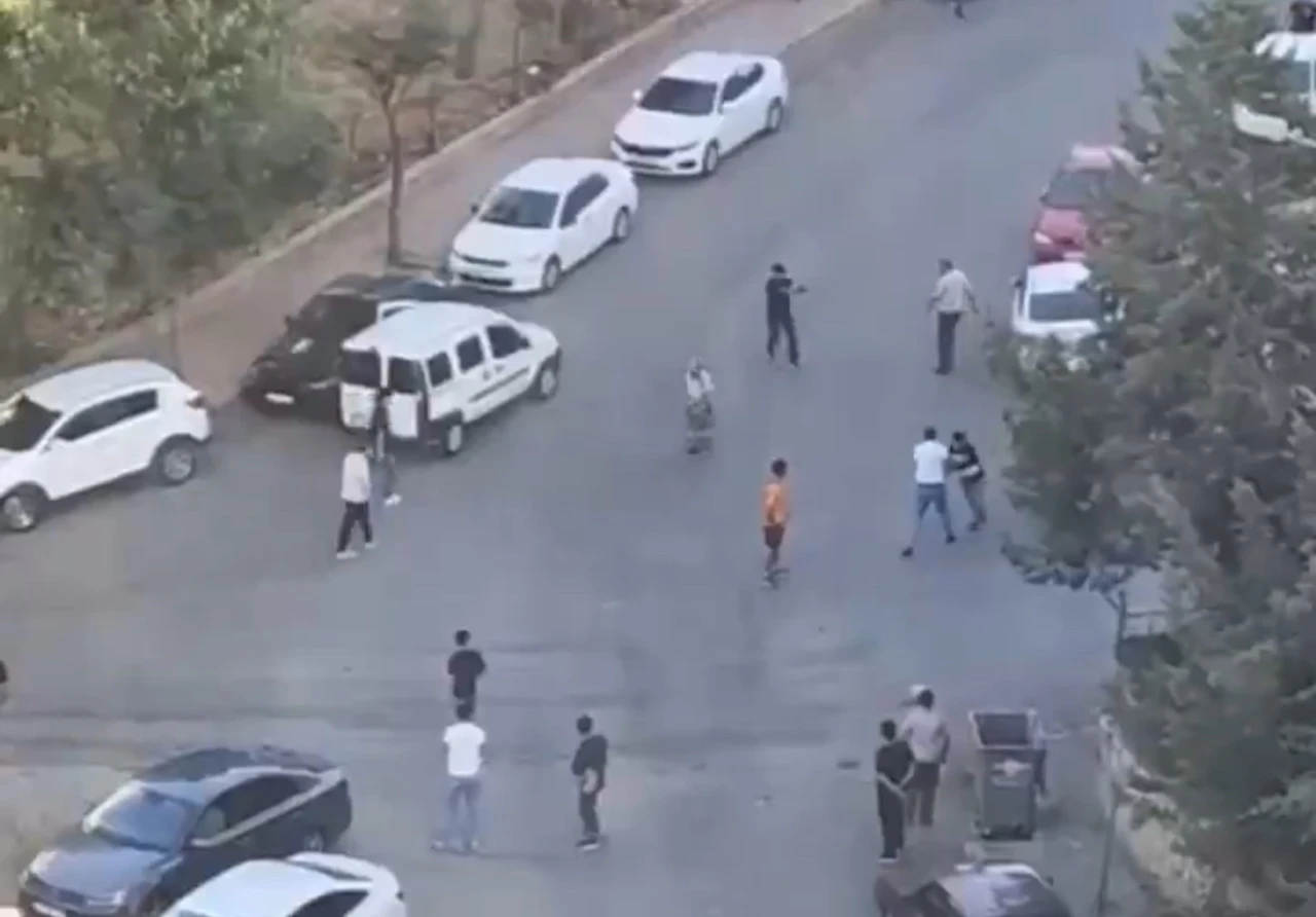 Gaziantep’te 2 kardeşe silahla saldıran şahıs yakalandı: Saldırı anı kamerada
