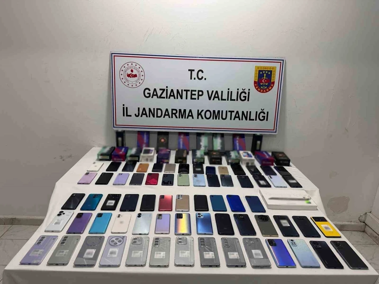 Gaziantep’te 2 milyon TL değerinde kaçak telefon ele geçirildi: 2 gözaltı
